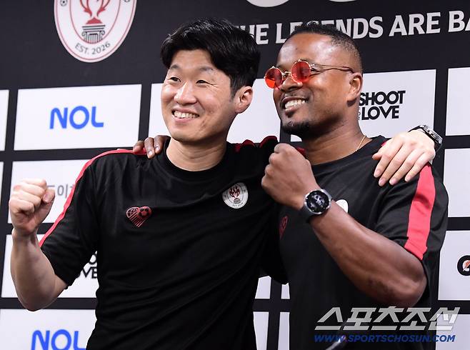 19일 수원 월드컵경기장에서 OGFC와 수원삼성의 레전드 매치가 열렸다. 경기를 앞두고 기자회견에 참석한 박지성, 에브라. 수원=송정헌 기자songs@sportschosun.com/2026.04.19/