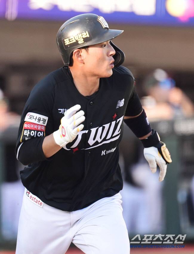 타격하는 KT 강현우. 송정헌 기자songs@sportschosun.com/