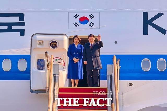 이재명 대통령은 19일, 5박 6일 일정으로 인도·베트남 국빈방문 순방길에 오른다. 이 대통령이 1월 4일 경기도 성남시 서울공항에서 중국 국빈 방문을 위해 영부인 김혜경 여사와 함께 대통령 전용기인 공군1호기에 올라 손을 흔들고 있다. /청와대