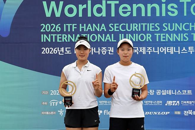 2026 ITF 하나증권 순창 J60 여자복식 챔피언인 차연주(왼쪽)-최정인. 박성진 기자