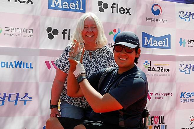 서울코리아오픈 첫 우승을 달성한 진 우드맨과 그의 어머니