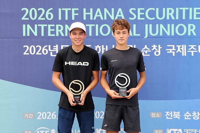 ITF 하나증권 순창주니어 남자단식 준우승 양다니엘(오른쪽), 우승 카이난 라이트(호주, 왼쪽)