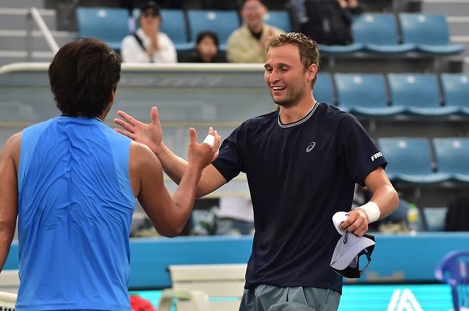 우승이 확정된 후 부 윤차오케테와 악수하는 리에디.