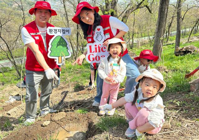 LG전자 구성원들은 18일 서울 마포구 노을공원을 찾아 자녀들과 함께 나무심기 활동을 진행했다.(사진=LG전자)