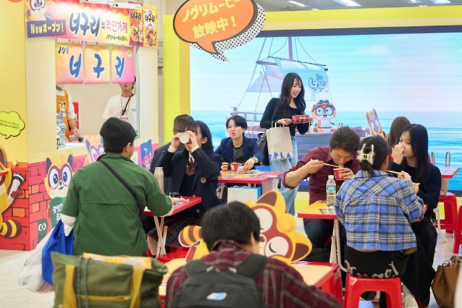 도쿄 이케부쿠로 선샤인 시티 컨벤션 센터에서 열린 '2026 코리아 엑스포 도쿄' 농심 너구리 부스에서 시식을 하고 있다.