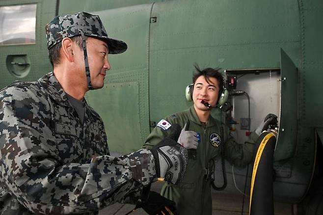 지난 1월 28일 한국의 공군 특수비행팀 블랙이글스소속 C-130 수송기가 사우디아라비를 가는 도중 오키나와의 나하기지에서 일본 항공자위대로부터 급유받고 있다. 최근 방한한 이시바 시게루 전 일본 총리는 양국간 이같은 협력을 일상화하는 한일 상호군수지원협정(ACSA)을 체결하자고 주장했다./공군 제공