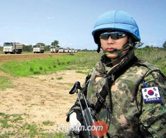 2013년 12월 유엔군(UNMISS) 일원으로 남수단에 파견된 한빛부대가 함께 파견된 일본 자위대로부터 소총탄 1만발을 긴급 공급받은 것이 한일 간 외교 문제로 비화됐다. 2013년 7월 한빛부대 소속 병사가 한빛부대 차량을 경호하고 있다./조선일보