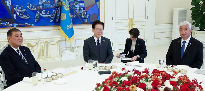 지난 8일 '아산 플래넘 2026'에서 한일 상호군수지원협정(ACSA)체결을 주장한 이시바 시게루 전 일본 총리(맨 왼쪽)와  나카타니 켄 전 일본 방위대신이 청와대를 방문, 이재명 대통령과 오찬을 함께 하고 있다./청와대