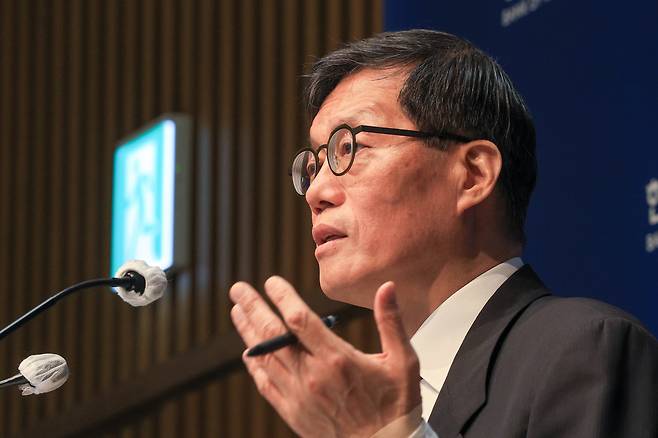 이창용 한국은행 총재가 10일 서울 중구 한국은행에서 열린 통화정책방향 기자간담회에서 취재진 질문에 답하고 있다. /뉴스1