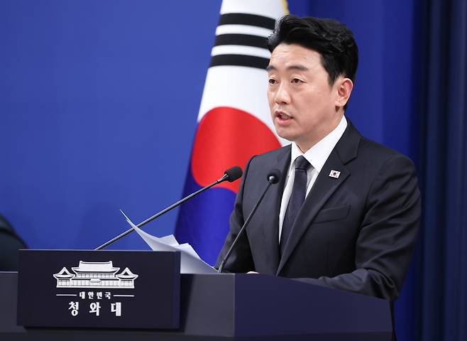 강훈식 대통령 비서실장이 15일 청와대 춘추관에서 전략경제협력 대통령특사 활동 결과 관련 브리핑을 하고 있다. /뉴스1