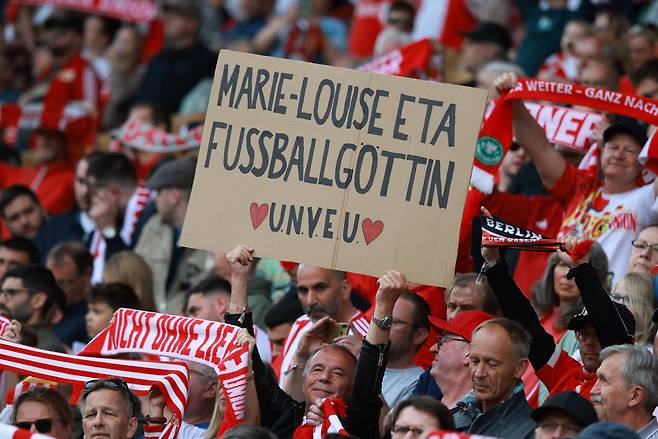 <YONHAP PHOTO-5449> epa12898078 A fan holds a placard that reads ?Marie-Louise Eta Football Goddess UNVEU? prior to the Bundesliga soccer match 1. FC Union Berlin and VfL Wolfsburg in Berlin, Germany, 18 April 2026.  EPA/CLEMENS BILAN/2026-04-18 22:58:33/<저작권자 ⓒ 1980-2026 ㈜연합뉴스. 무단 전재 재배포 금지, AI 학습 및 활용 금지>