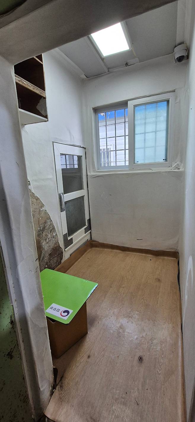 안양교도소 조사수용실. 이른바 '독방'으로 불리는 공간이다. 독방이지만 수용자가 많아 2~3명이 쓰는 경우가 많다. /법무부 제공