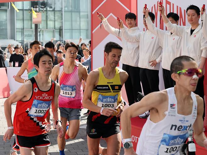 19일 오전 서울 송파구 롯데월드타워에서 열린 '2026 롯데월드타워 스카이런'에서 참가자들이 힘차게 출발하고 있다. /뉴스1