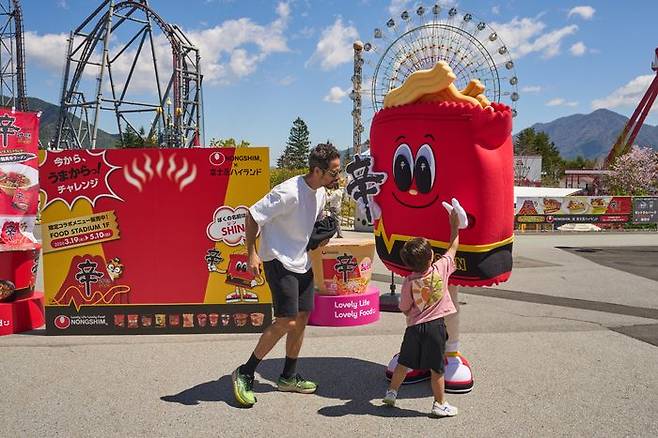 일본 야마나시현 후지큐 하이랜드에서 농심 ‘신라면’ 캐릭터와 함께 방문객들이 체험 이벤트를 즐기고 있다.ⓒ농심