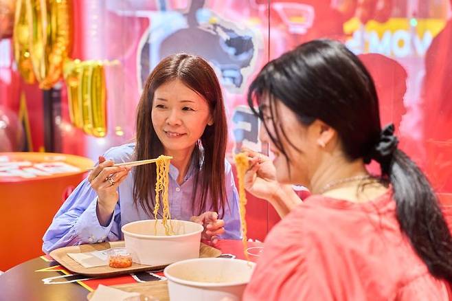 일본 도쿄 하라주쿠 다케시타 거리 ‘신라면분식’에서 일본 소비자들이 신라면을 즐기고 있다.ⓒ농심