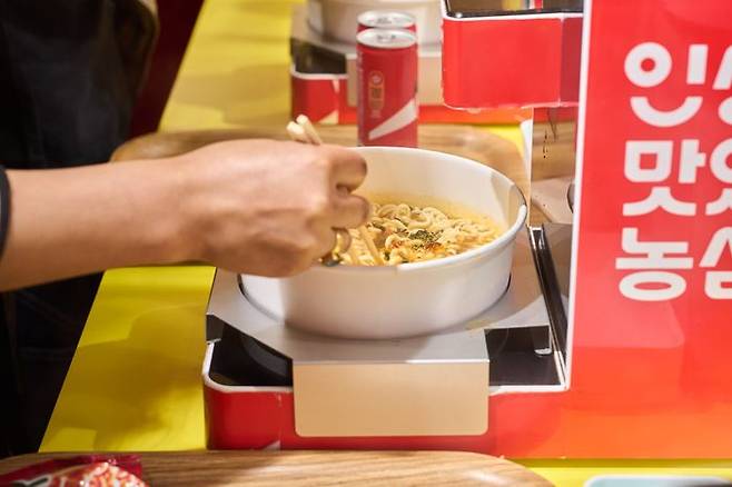 일본 도쿄 하라주쿠 다케시타 거리 ‘신라면분식’에서 한 방문객이 신라면을 조리하고 있다.ⓒ농심