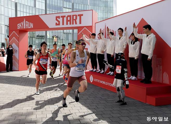 19일 서울 송파구 롯데월드타워에서 열린 ‘2026 롯데월드타워 스카이런’에서 엘리트 선수들이 VIP 출발신호에 맞춰 힘차게 출발하고 있다. 변영욱 기자 cut@donga.com