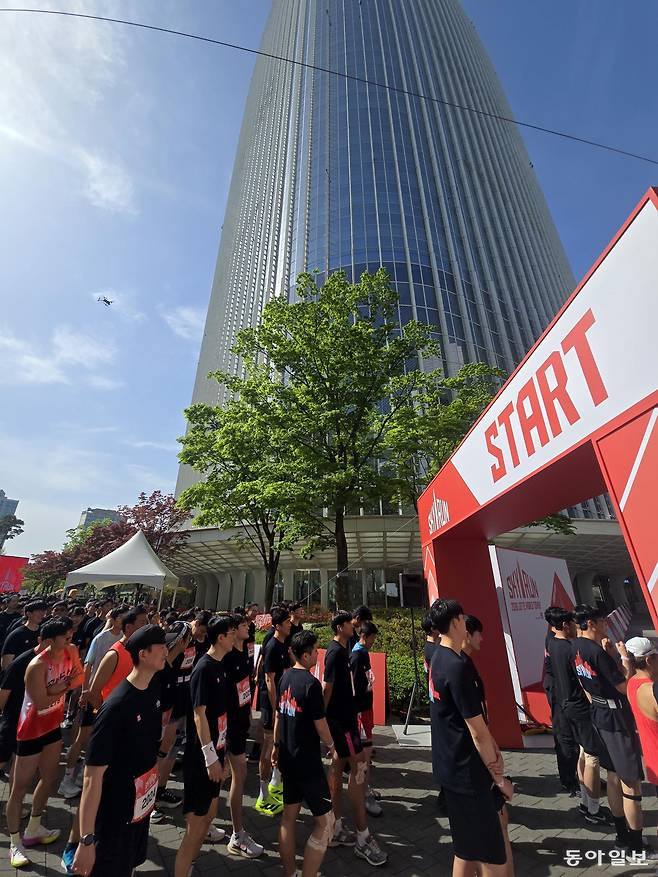 19일 서울 송파구 롯데월드타워에서 열린 ‘2026 롯데월드타워 스카이런’에서 참가자들이  출발선에 대기하고 있다.  변영욱 기자 cut@donga.com