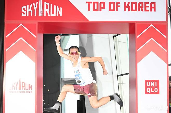 19일 오전 서울 송파구 롯데월드타워에서 열린 ‘2026 롯데월드타워 스카이런(SKY RUN)’에서 참가자가 완주 후 기념촬영을 하고 있다.  변영욱 기자 cut@donga.com