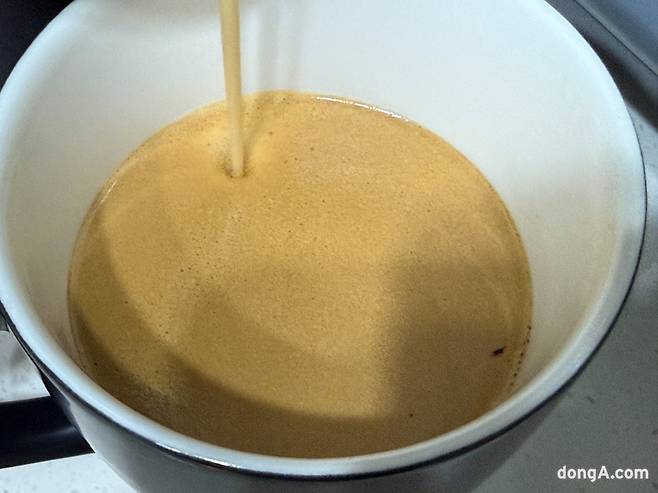 네스프레소 멜로지오 커피캡슐 추출. 김상준 기자 ksj@donga.com