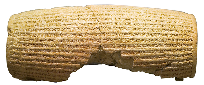 페르시아 ‘키루스 원통’(기원전 539년). ‘피정복민의 자유를 보장한다’는 내용이 새겨져 있다. 사진 출처 대영박물관·위키피디아