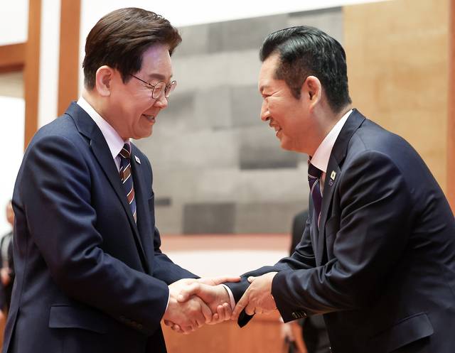 이재명 대통령이 지난 4월 7일 청와대에서 열린 여야정 민생경제 협의체 회담에서 정청래(오른쪽) 더불어민주당 당대표와 인사하고 있다.[연합뉴스 사진]