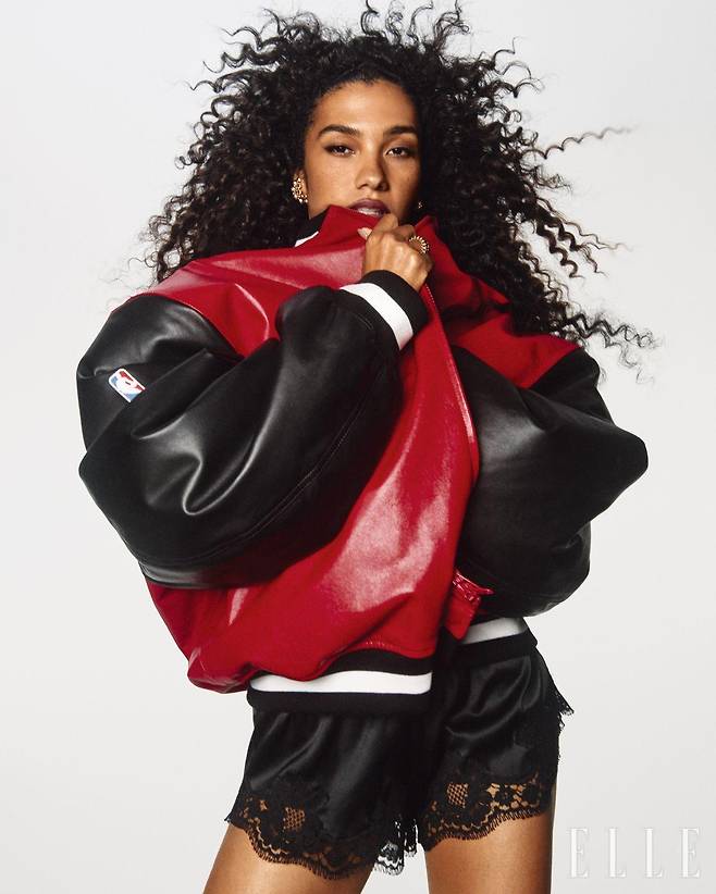 재킷은 Balenciaga. 쇼츠는 Dolce & Gabbana. 이어링과 링은 모두 Cartier.