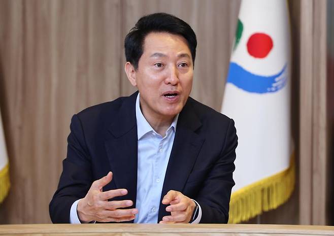 오세훈 서울시장은 지난 16일 중구 세종대로 서울시청 집무실에서 진행한 인터뷰를 통해 민선 9기 서울시장이 되기 위해 지방선거에 나서는 각오를 밝혔다. 오 시장은 이번 선거를 대한민국 정치의 균형과 향방이 걸린 승부로 보고, 서울이 글로벌 톱5 도시를 눈앞에 둔 시점에서 후퇴만은 막아야 한다고 강조했다. 사진=박범준 기자