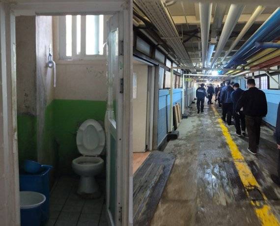 안양교도소의 수용자들이 사용하는 화장실(왼쪽)과 수용동 내부 복도. 천장에는 다수의 관들이 그대로 드러나있다. 법무부