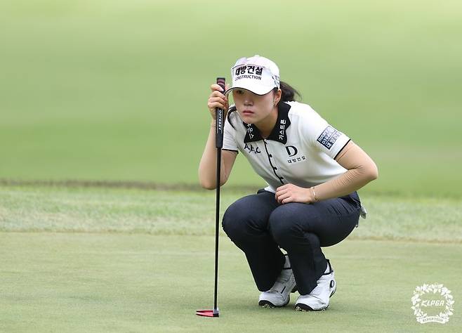 19일 '넥센·세인트나인 마스터즈 2026' 4번홀에서 김민선7이 그린을 파악하고 있다. KLPGA 제공