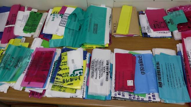 폐비닐 활용 100％로 제작된 종량제봉투. 사진=연합뉴스