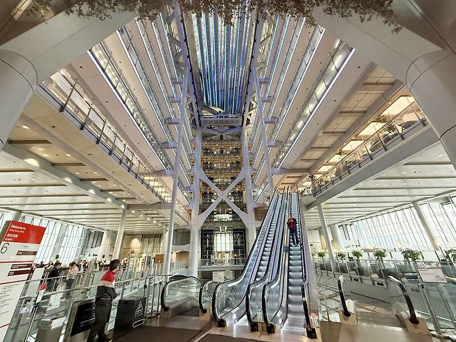 홍콩상하이은행(HSBC) 실내 풍경. 내부가 뚫린 구조다. 박미향 선임기자