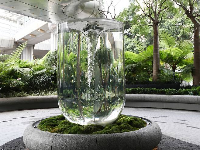 ‘더 헨더슨’ 1층 마당에 있는 작품 ‘아나토미 오브 타임’. 박미향 선임기자