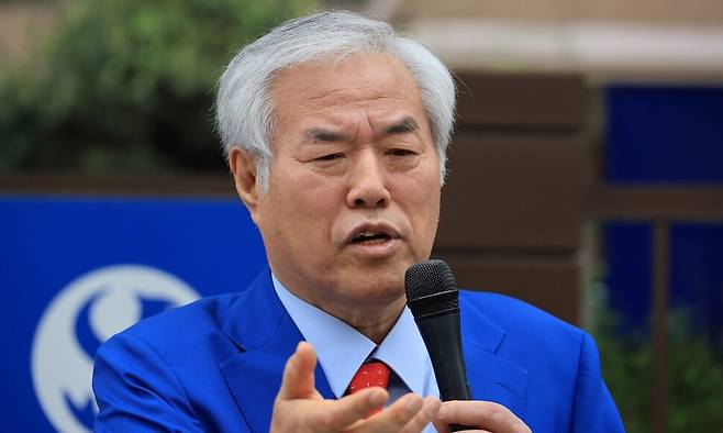 서울서부지법 난동 사태 배후로 지목돼 구속기소 뒤 보석으로 풀려난 전광훈 사랑제일교회 목사가 17일 마포구 서울서부지법에서 열린 재판에 출석하기에 앞서 법원 앞에서 발언하고 있다. 연합뉴스