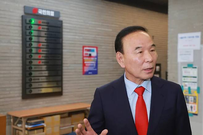 박덕흠 국민의힘 공천관리위원장이 5일 서울 영등포구 여의도 중앙당사에서 열린 공관위 회의에 참석하며 취재진 질문에 답하고 있다. 연합뉴스