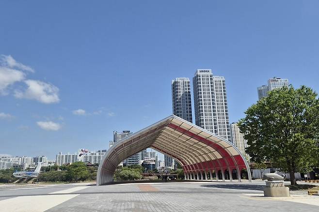 지난 16일 오전 울산 남구 태화강 둔치 대형 텐트에는 지나는 사람도 없이 휑하다. 이 텐트는 이달 말 철거돼 오는 10월 다시 설치된다. 주성미 기자