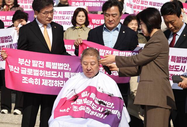 박형준 부산시장이 지난 3월23일 국회 본청 계단 앞에서 부산 발전 특별법, 부산 글로벌허브도시 특별법 제정을 요구하며 삭발을 하고 있다. 윤운식 선임기자 yws@hani.co.kr