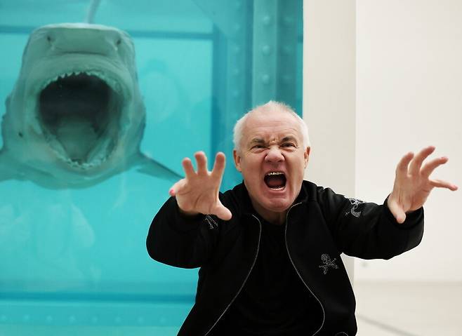 영국 작가 데이미언 허스트가 2026년 3월18일 서울 소격동 국립현대미술관에서 회고전 개최에 앞서 열린 언론설명회에서 익살스러운 포즈를 취하고 있다. 연합뉴스