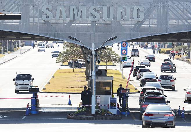 삼성전자가 2026년 1분기 영업이익이 57조2천억원으로 2025년 동기보다 755% 증가한 것으로 잠정 집계됐다고 공시한 2026년 4월7일, 경기도 수원 삼성전자 본사로 차들이 들어가고 있다. 연합뉴스