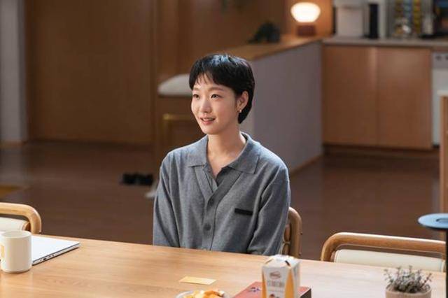 '유미의 세포들3'은 스타작가가 된 유미(김고은)의 무자극 일상 속 날벼락처럼 찾아온 뜻밖의 인물로 인해 다시 한번 웃고 울고 사랑에 빠지는 세포 자극 공감 로맨스다. 티빙 제공