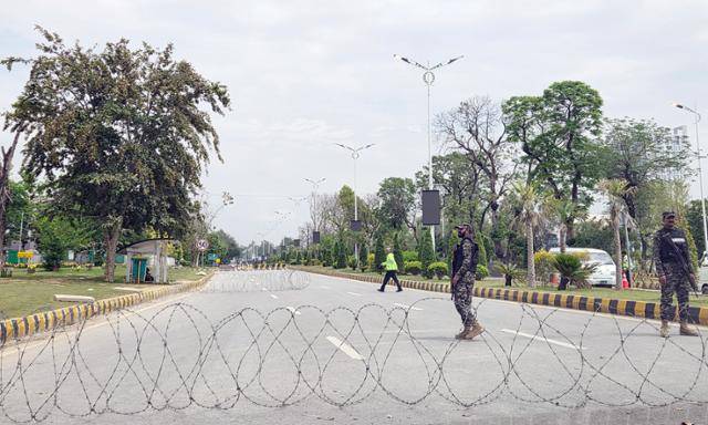 11일 미국과 이란의 첫 종전 협상을 앞두고 파키스탄 이슬라마바드에 마련된 협상장인 세레나 호텔로 집입하는 도로에서 경찰들이 차량을 통제하고 있다. 이슬라마바드=연합뉴스