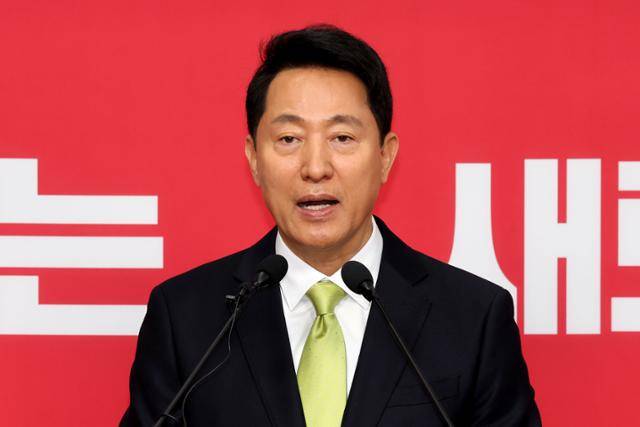 국민의힘 서울시장 후보로 확정된 오세훈 서울시장이 18일 서울 영등포구 국민의힘 중앙당사에서 기자회견을 하고 있다. 뉴스1