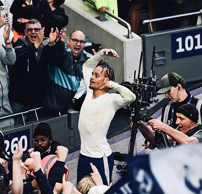 19일 토트넘 홋스퍼 스타디움에서 열린 브라이턴과의 2025~26 EPL 33라운드 홈경기서 득점 후 팬 앞에서 세리머니를 펼치는 토트넘 시몬스. 사진=시몬스 SNS