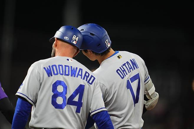 <yonhap photo-3134=""> Los Angeles Dodgers' Shohei Ohtani, right, taps batting helmets with first base coach, Chris Woodward after Ohtani singled off Colorado Rockies relief pitcher Victor Vodnik in the ninth inning of a baseball game Saturday, April 18, 2026, in Denver. (AP Photo/David Zalubowski)/2026-04-19 12:03:09/ <저작권자 ⓒ 1980~2026 ㈜연합뉴스. 무단 전재 재배포 금지, AI 학습 및 활용 금지></yonhap>
