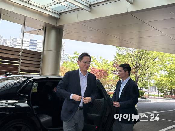 이재용 삼성전자 회장이 19일 오후 1시 43분께 서울 강서구 김포비즈니스항공센터를 통해 출국했다. [사진=권서아 기자]