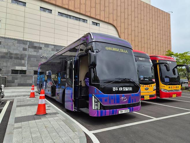 지난 17일 경북 경주시 보문관광단지 내 경주화백컨벤션센터 주차장에 '골든 신라 경주 XR 버스'가 탑승객들을 기다리고 있다. 김정석 기자