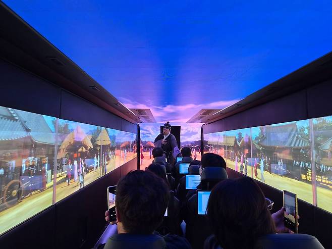 지난 17일 경북 경주시가 운영하는 '골든 신라 경주 XR 버스'에서 탑승객들이 실감형 XR 콘텐트를 감상하고 있다. 김정석 기자