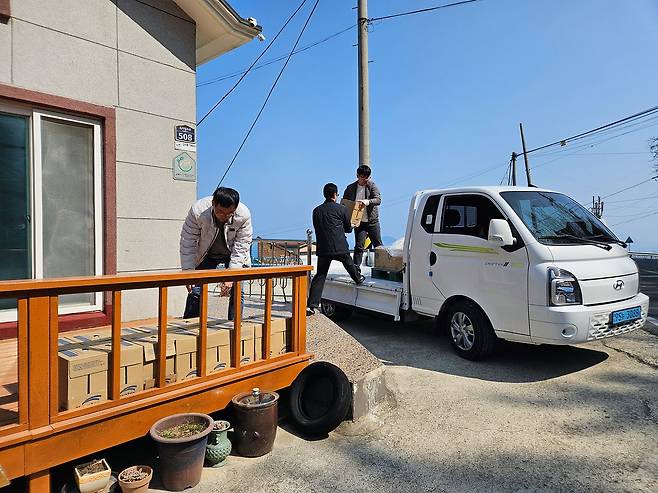 한국수자원공사와 경남 통영시 직원들이 지난 3월 11일 가뭄으로 식수난을 겪고 있는 통영 욕지도에 1.8L 병물을 공급하고 있다. 사진 통영시