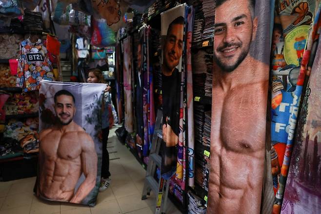 지난달 12일 멕시코시티의 한 상점에 걸린 담요. 담요에 오마르 가르시아 하르푸흐 멕시코 치안·시민보호부 장관의 상의 탈의한 모습이 인쇄돼 있다. 로이터=연합뉴스