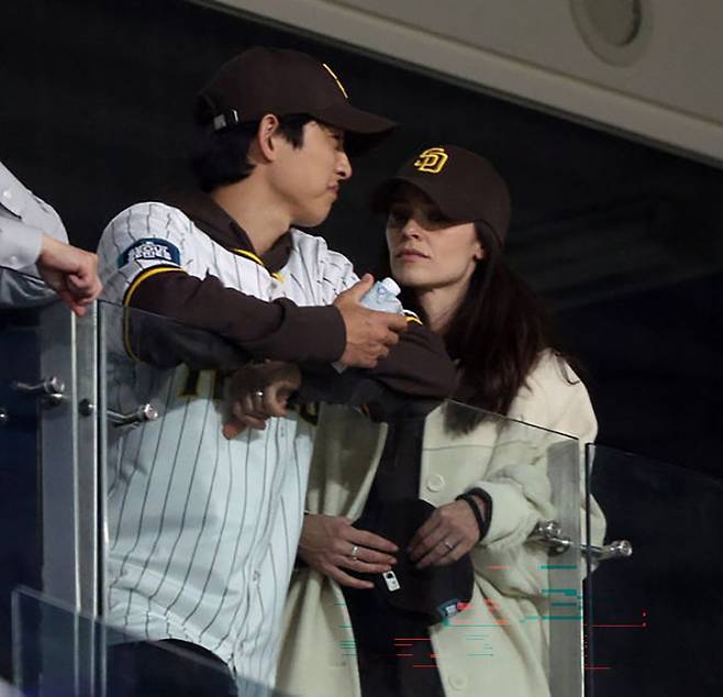 지난 2024년 3월 21일 서울 구로구 고척스카이돔에서 열린 2024 미국 메이저리그(MLB) 월드투어 서울시리즈 공식 개막전 샌디에이고 파드리스와 LA 다저스의 2차전 경기, 배우 송중기 부부가 경기를 관전하고 있다. 뉴시스